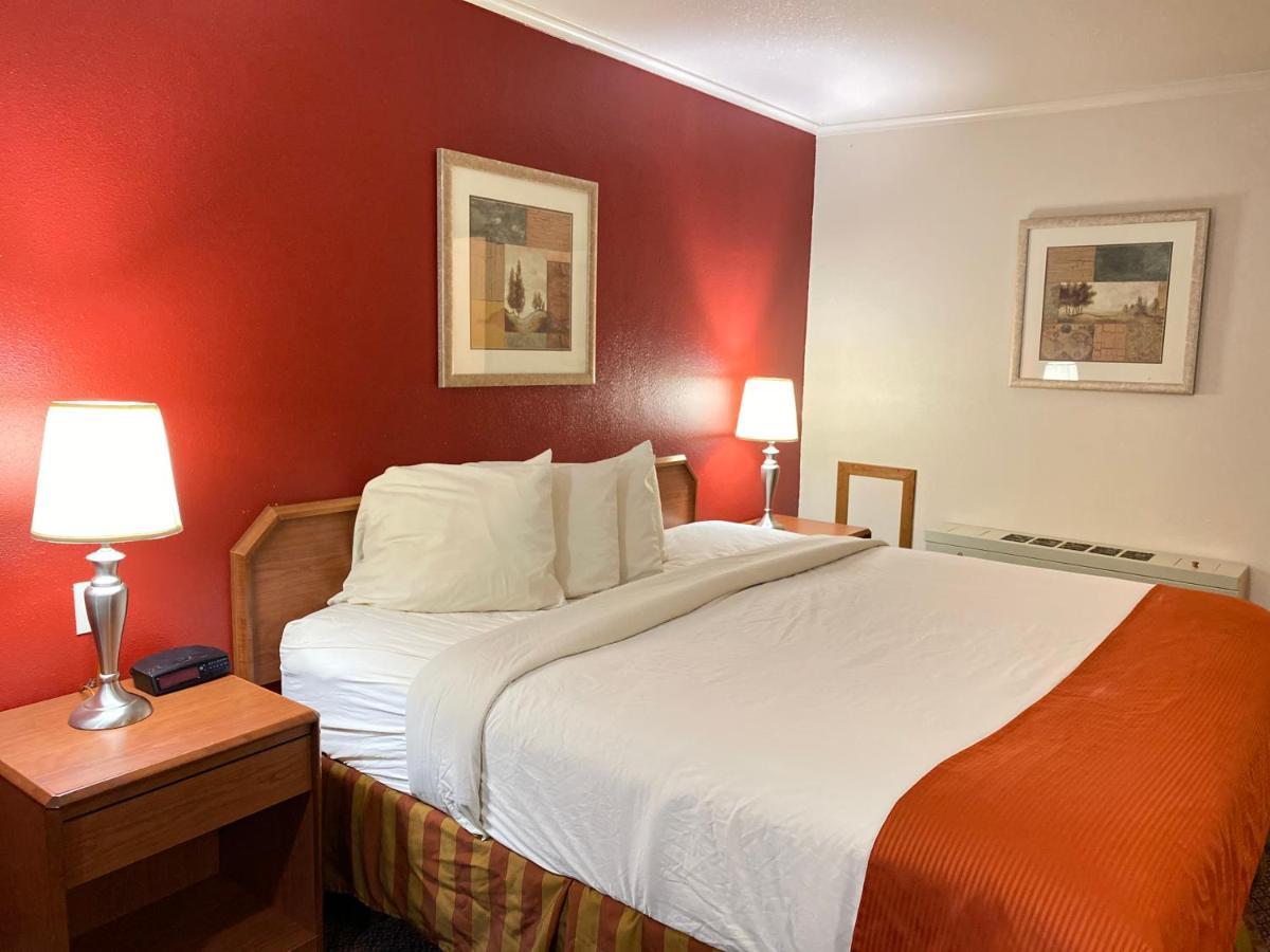 Fort Hays Inn Zewnętrze zdjęcie