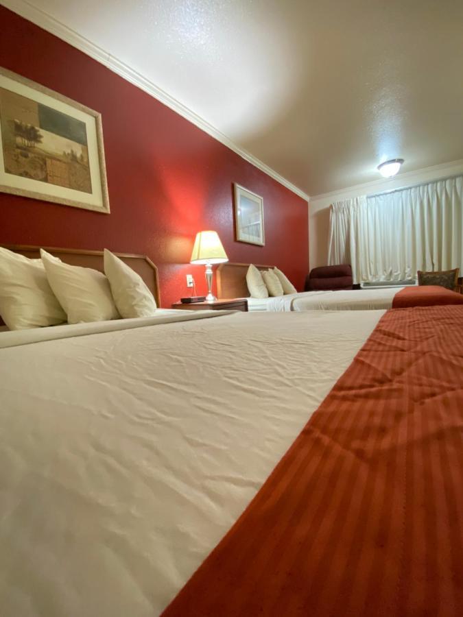 Fort Hays Inn Zewnętrze zdjęcie