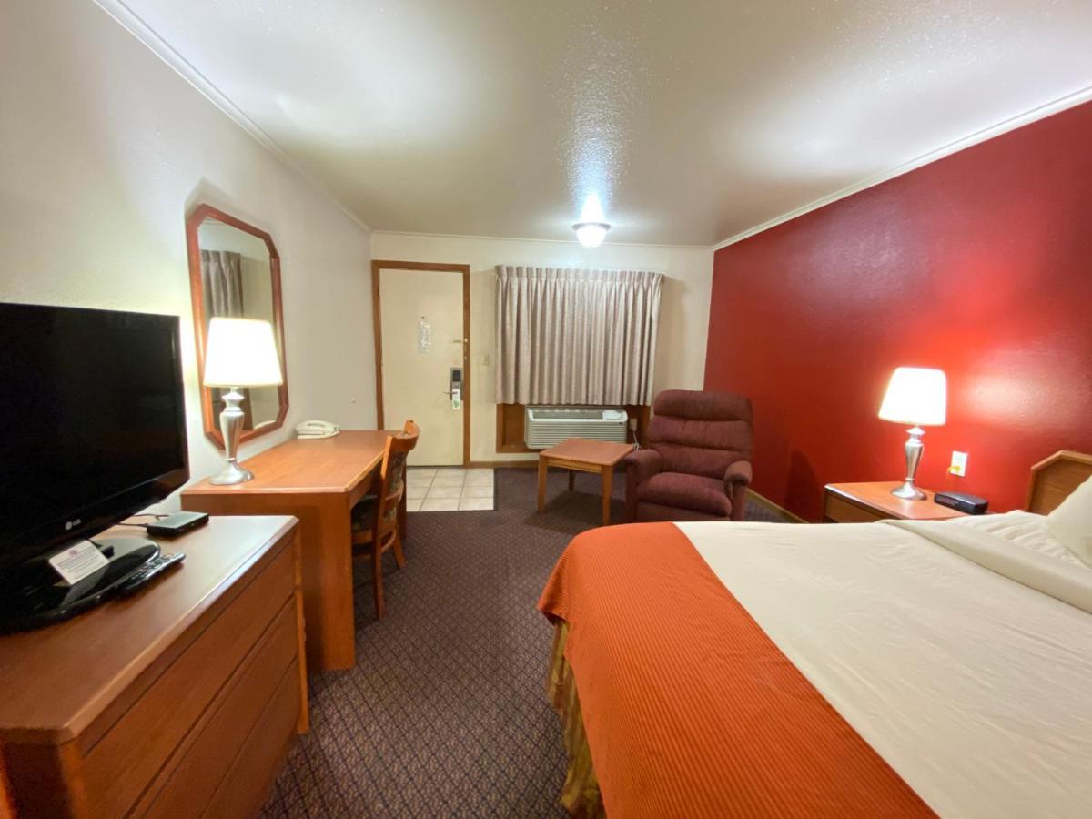 Fort Hays Inn Zewnętrze zdjęcie