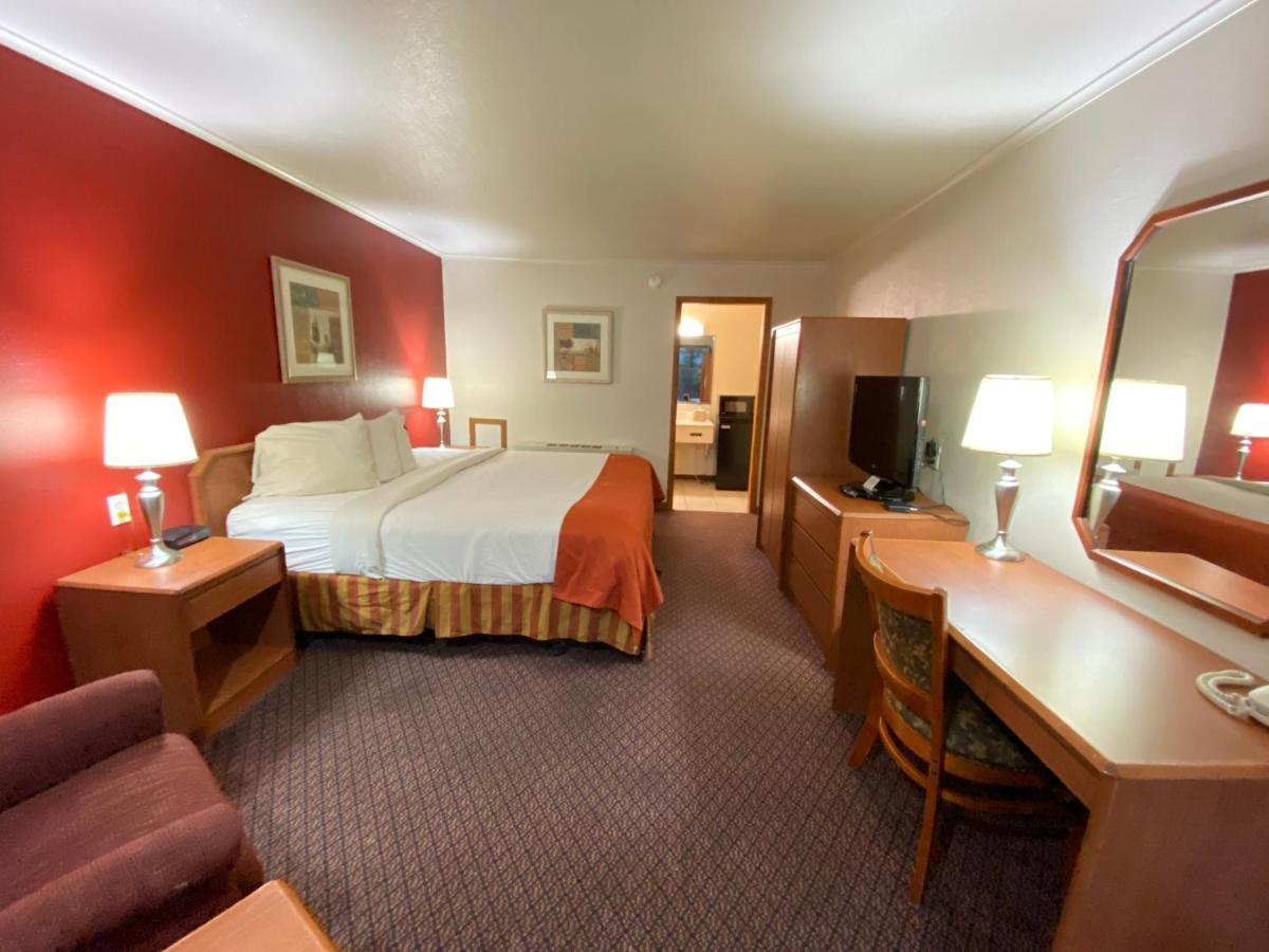 Fort Hays Inn Zewnętrze zdjęcie