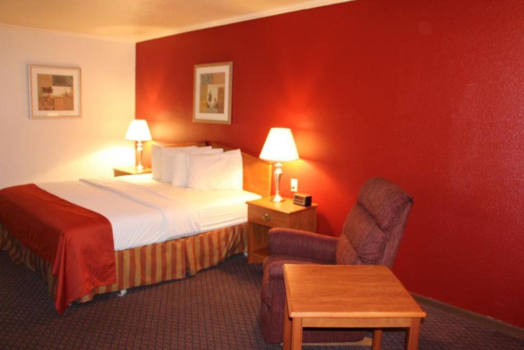 Fort Hays Inn Zewnętrze zdjęcie