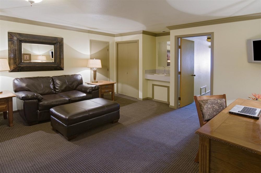 Fort Hays Inn Zewnętrze zdjęcie